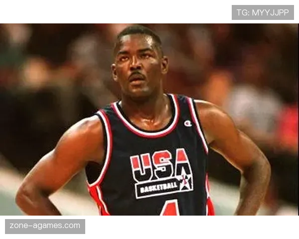 乔·杜马斯无球跑动牵制防线，改变活塞进攻空间结构