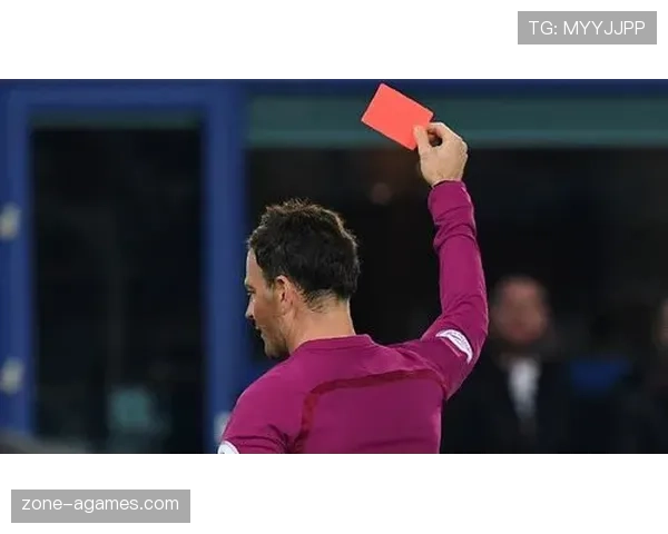 被换下球员场边抗议，裁判为何还能出牌？